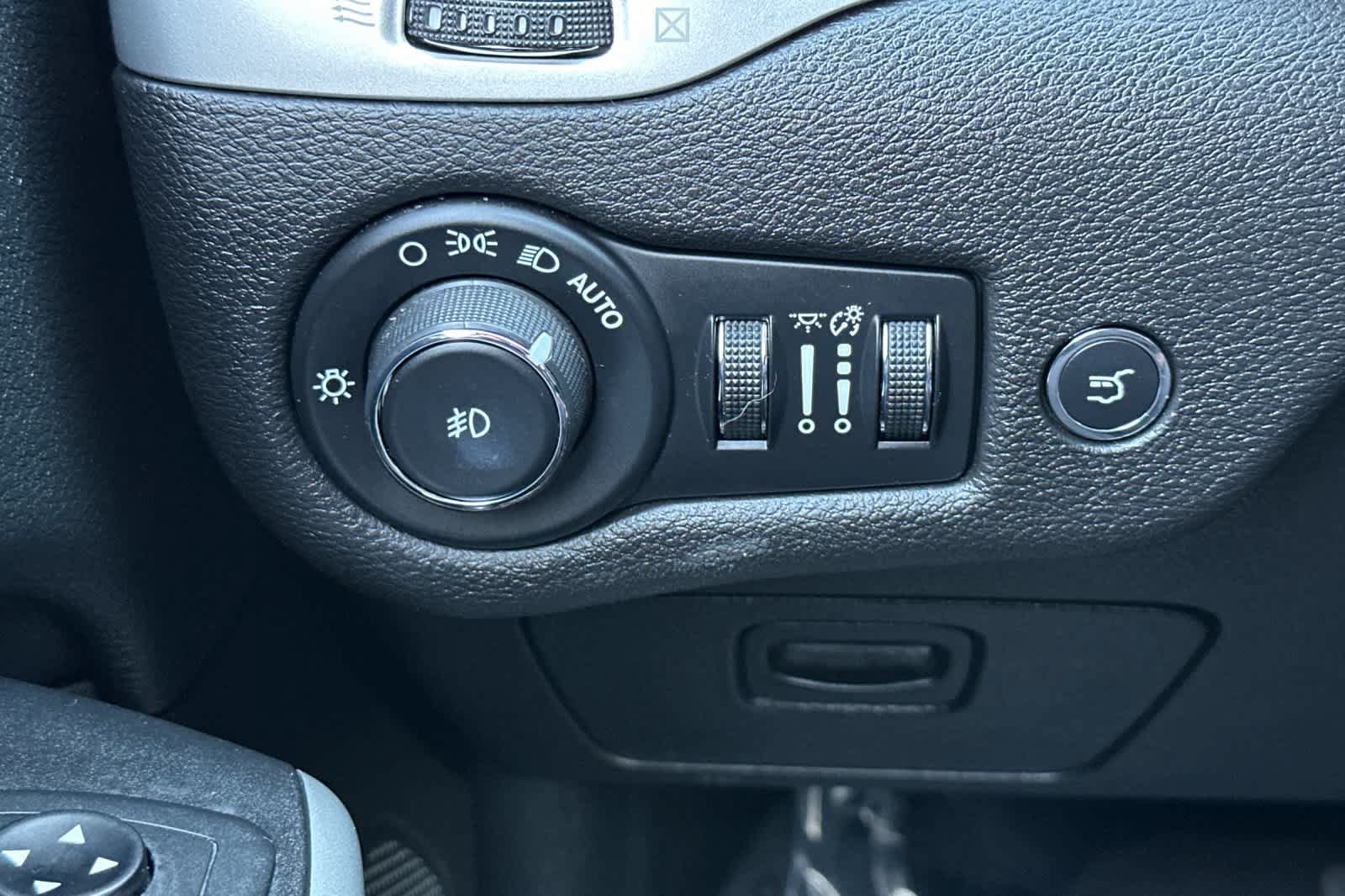 Used 2018 Jeep Cherokee Overland AWD/4WD image 31