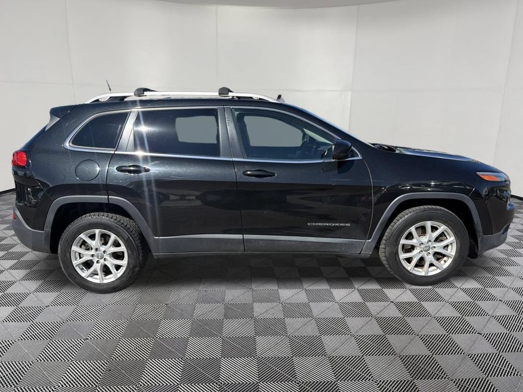 Used 2016 Jeep Cherokee Latitude w/ Cold Weather Group AWD/4WD image 8