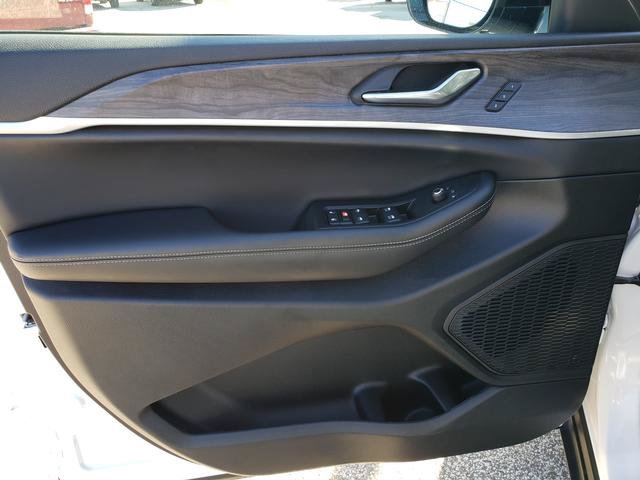 Used 2025 Jeep Grand Cherokee Limited w/ Black Appearance Package AWD/4WD image 11