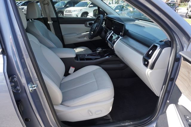 Used 2023 Kia Sorento EX w/ Panoramic Sunroof Package FWD image 3