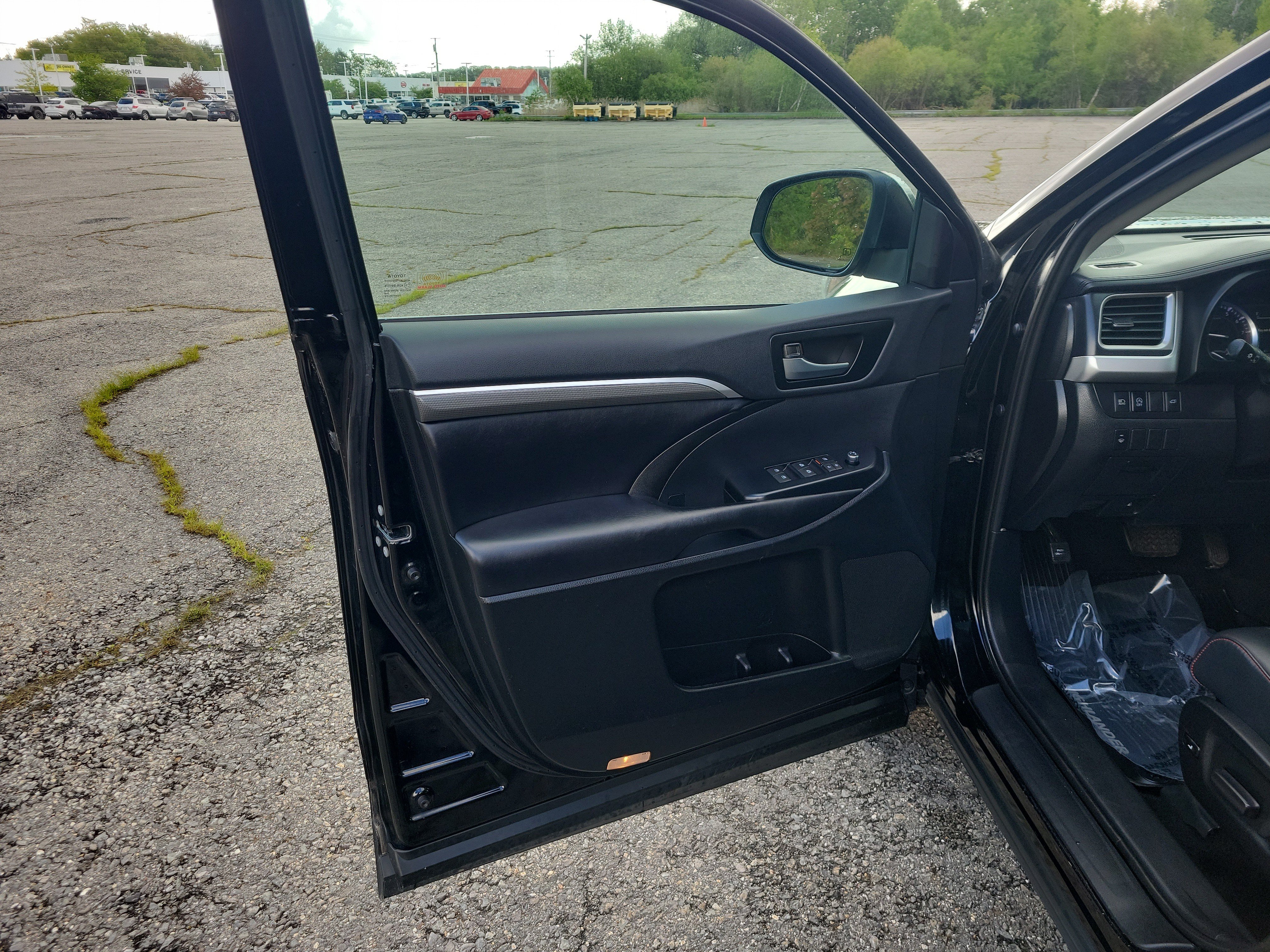 Used 2019 Toyota Highlander SE AWD/4WD image 15