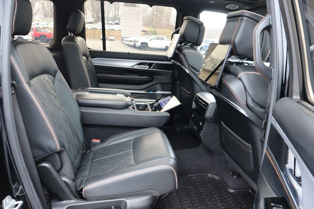 Used 2022 Jeep Grand Wagoneer Series III w/ Rear Seat Video Group 1 AWD/4WD image 32