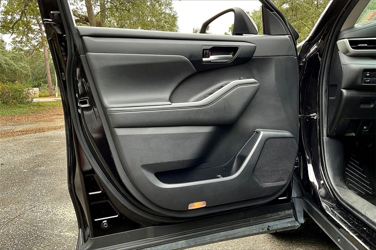 Used 2022 Toyota Highlander XLE image 17