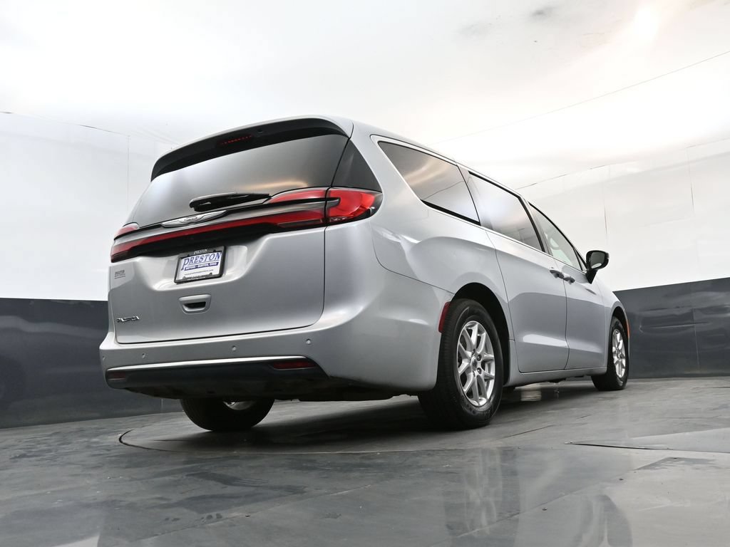 Used 2024 Chrysler Pacifica Touring-L FWD image 23