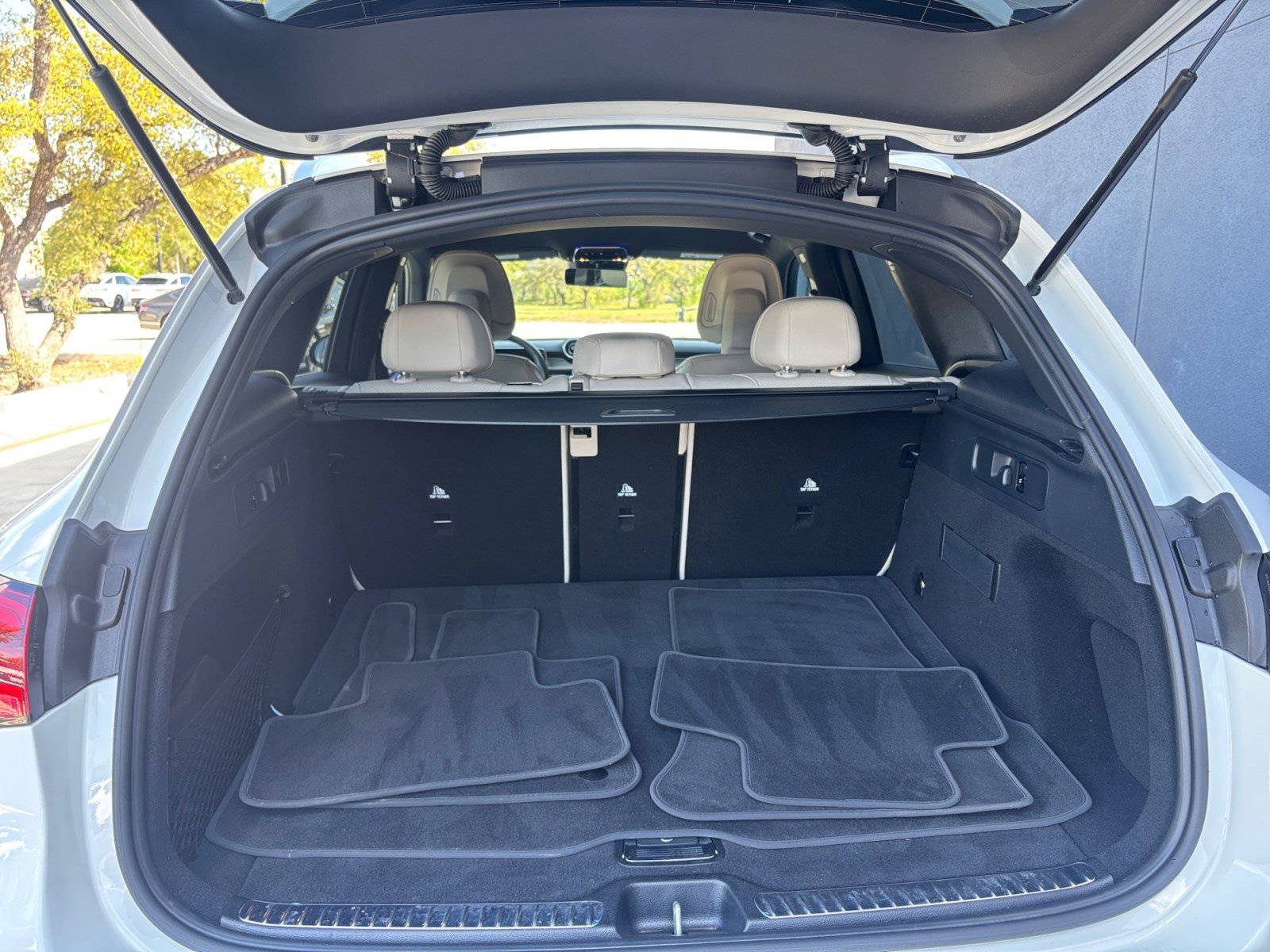 Used 2025 Mercedes-Benz GLC 300 image 16
