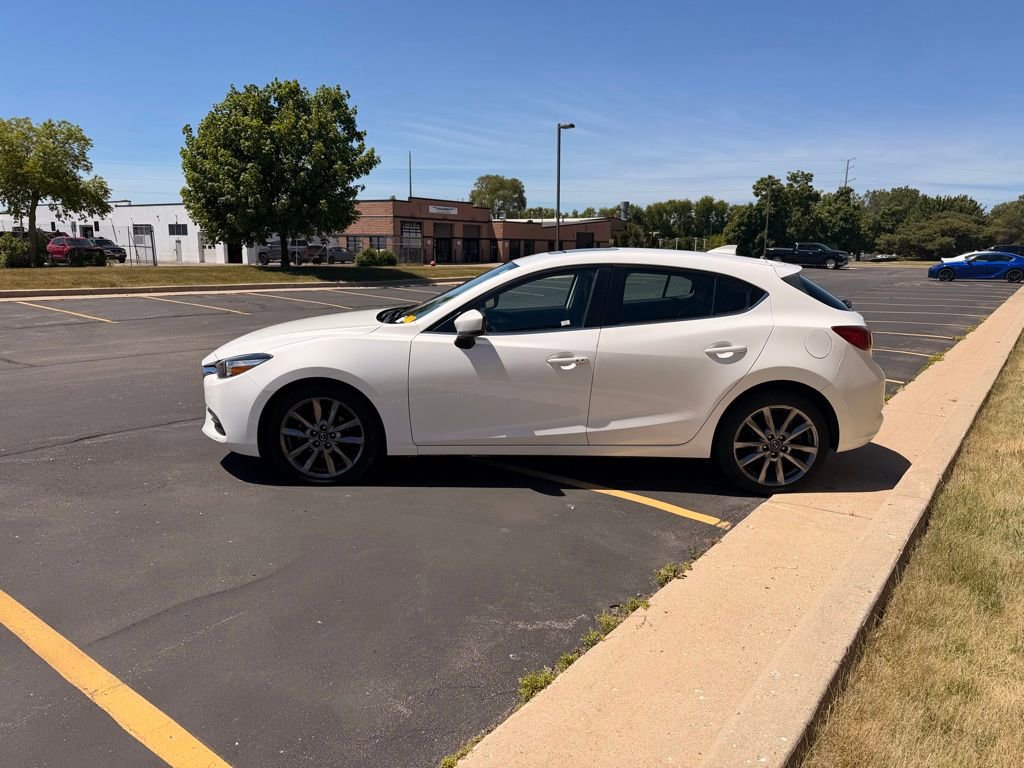 Used 2018 MAZDA MAZDA3 Touring FWD image 3
