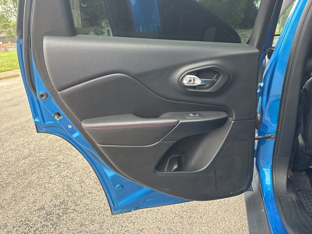 Used 2019 Jeep Cherokee Trailhawk AWD/4WD image 23