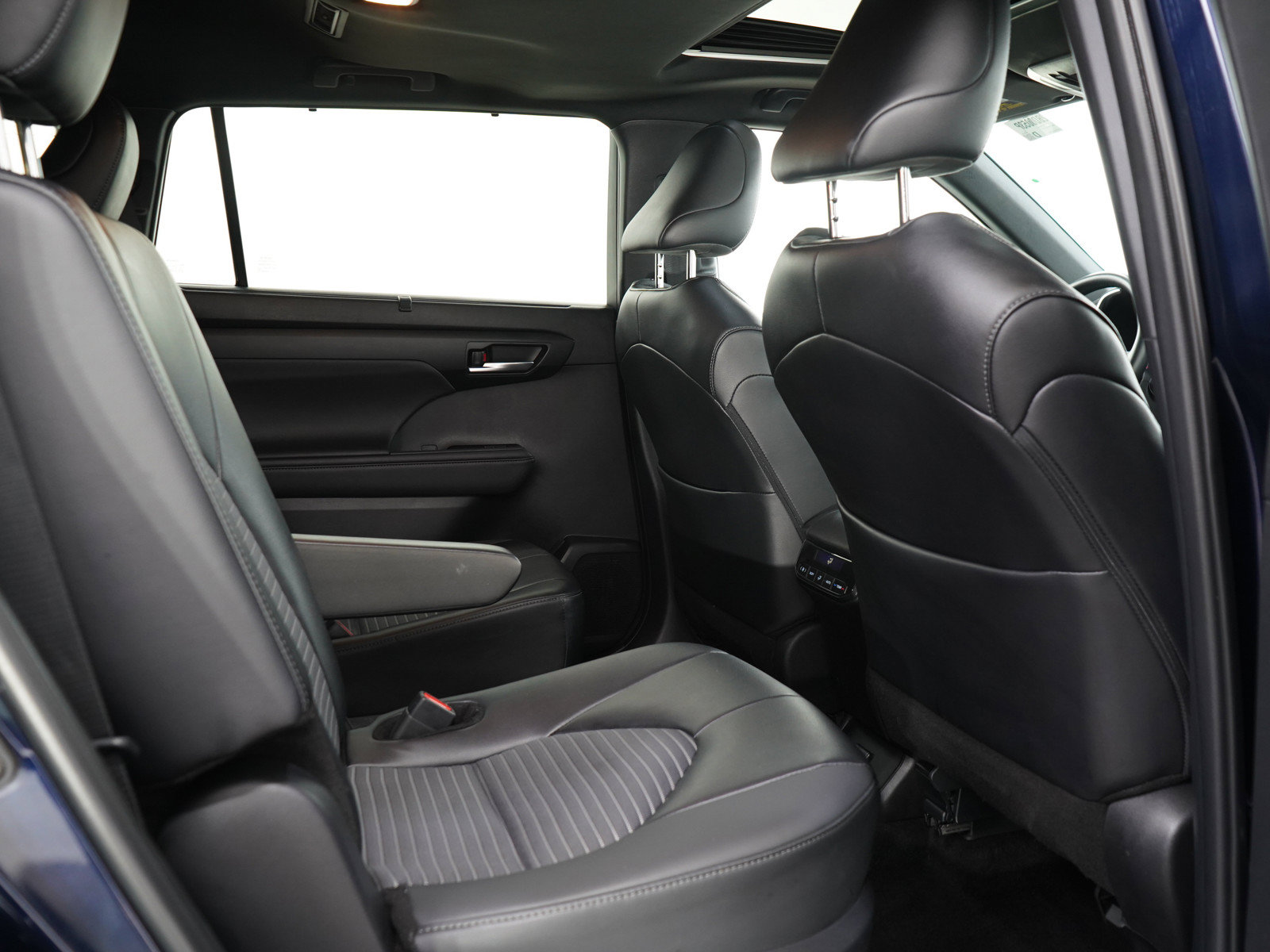 Used 2025 Toyota Highlander XSE AWD/4WD image 14