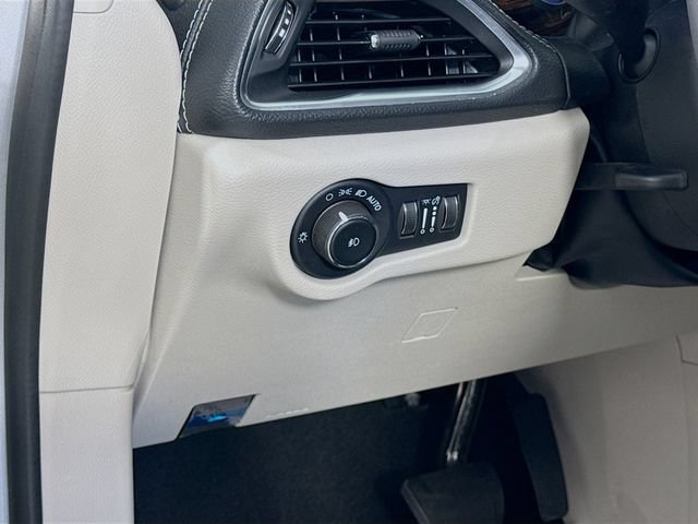 Used 2024 Chrysler Pacifica Limited FWD image 10