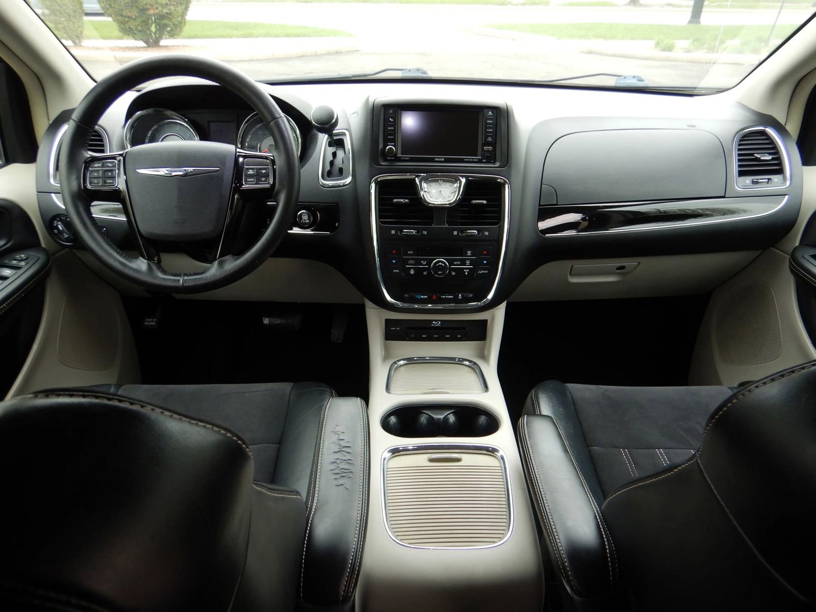 Used 2016 Chrysler Town & Country Limited FWD image 24