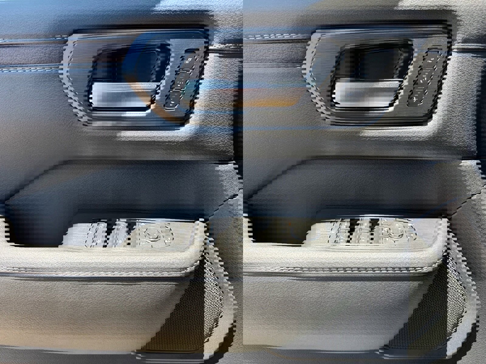 New 2025 Nissan Armada SL w/ Captain's Chari Seat Package image 20