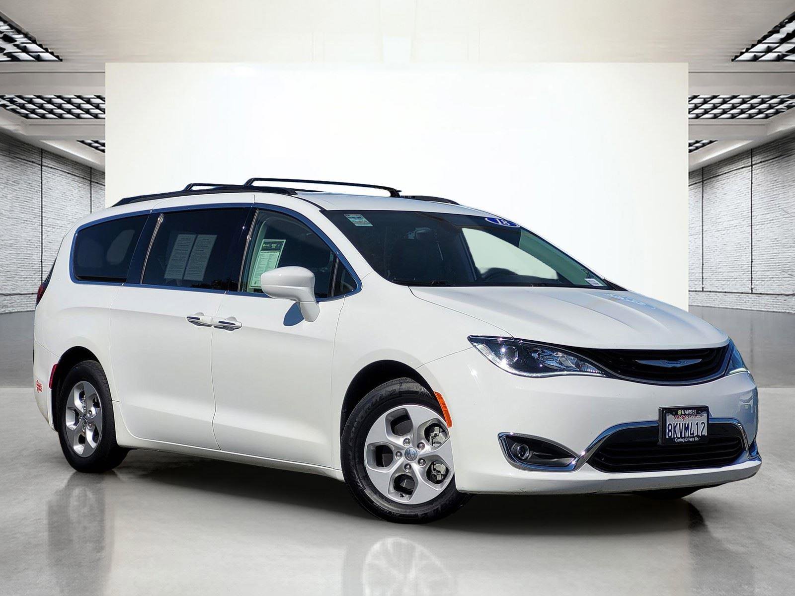 Used 2018 Chrysler Pacifica Touring Plus image 2