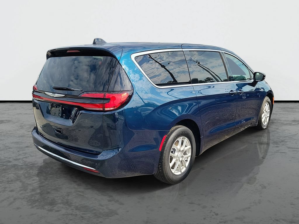 Used 2025 Chrysler Pacifica Select FWD image 2