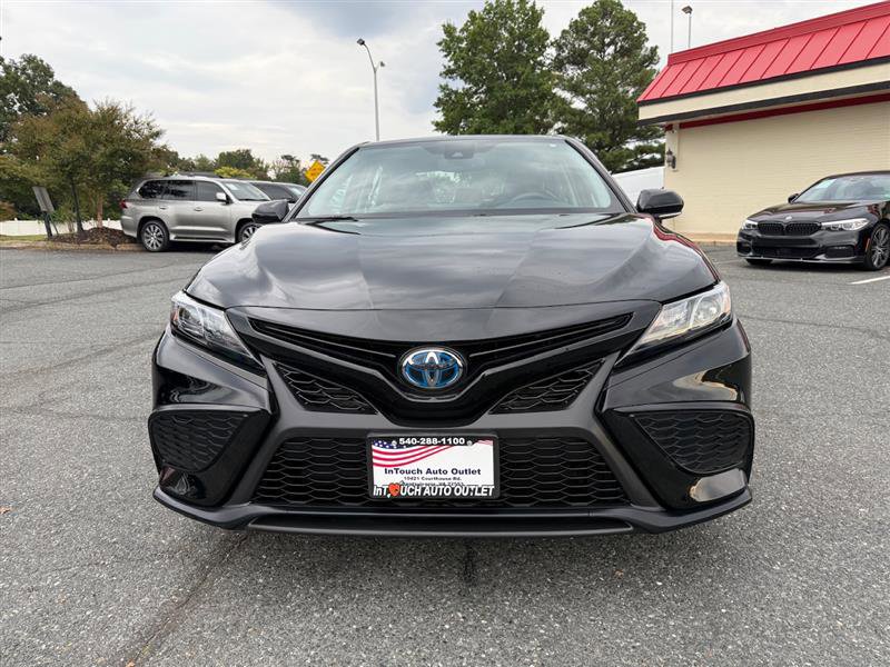Used 2022 Toyota Camry SE image 2