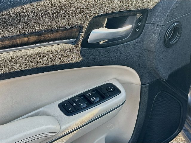 Used 2018 Chrysler 300 Limited RWD image 17