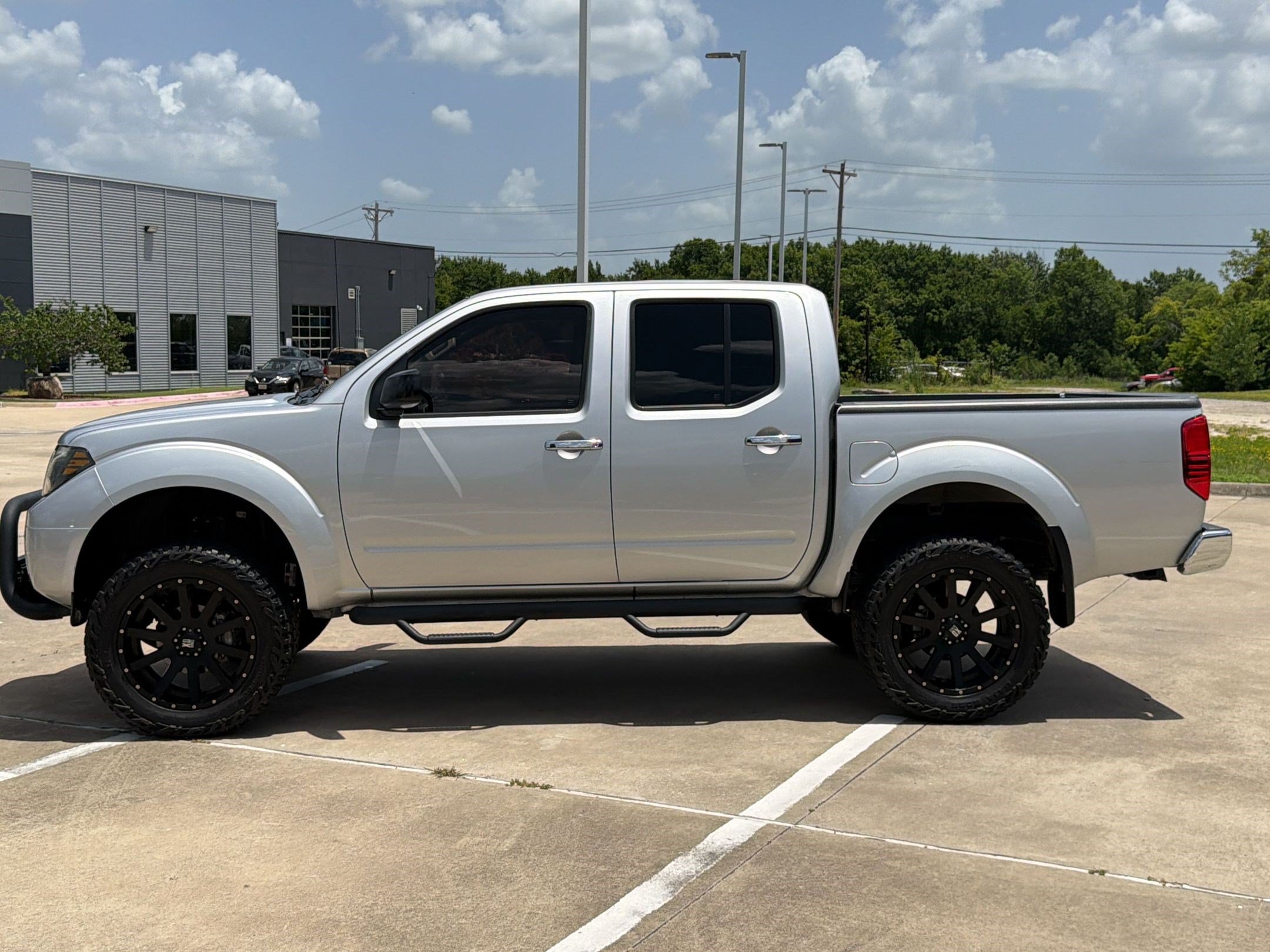Used 2020 Nissan Frontier SV RWD image 2