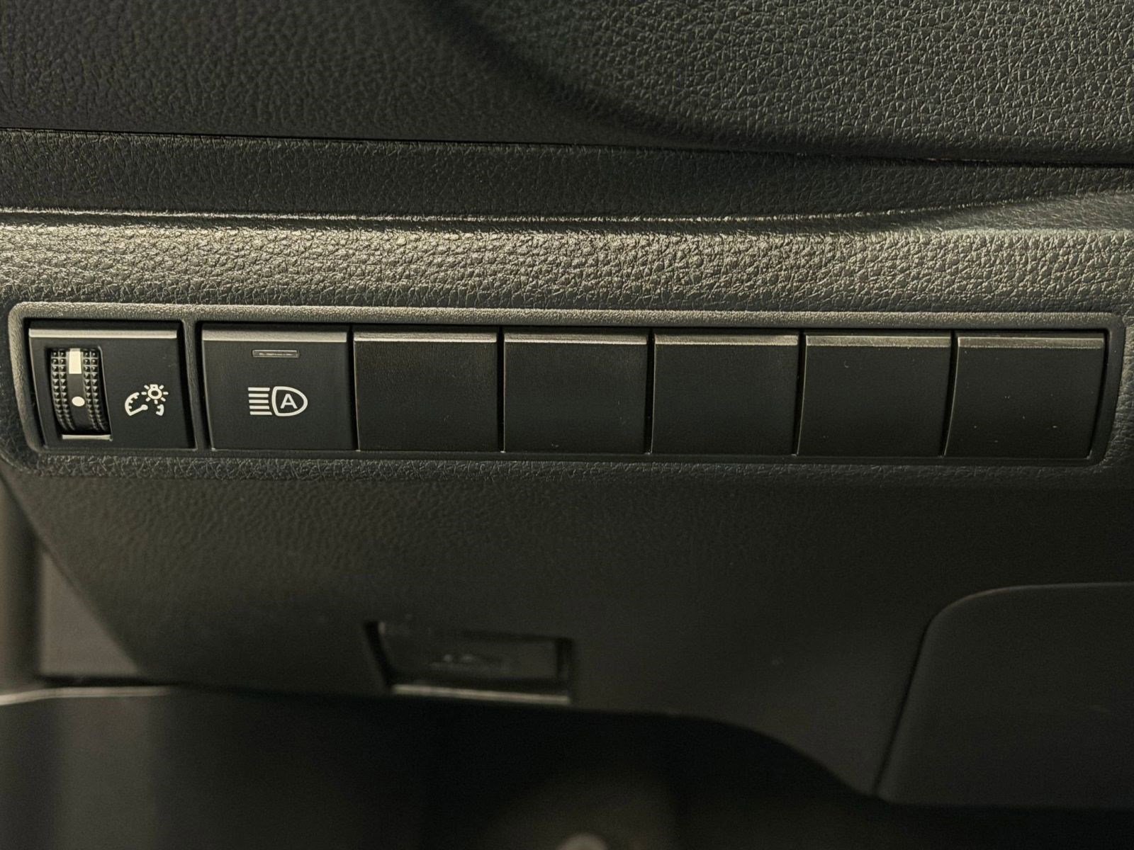 Used 2020 Toyota Corolla XSE image 17