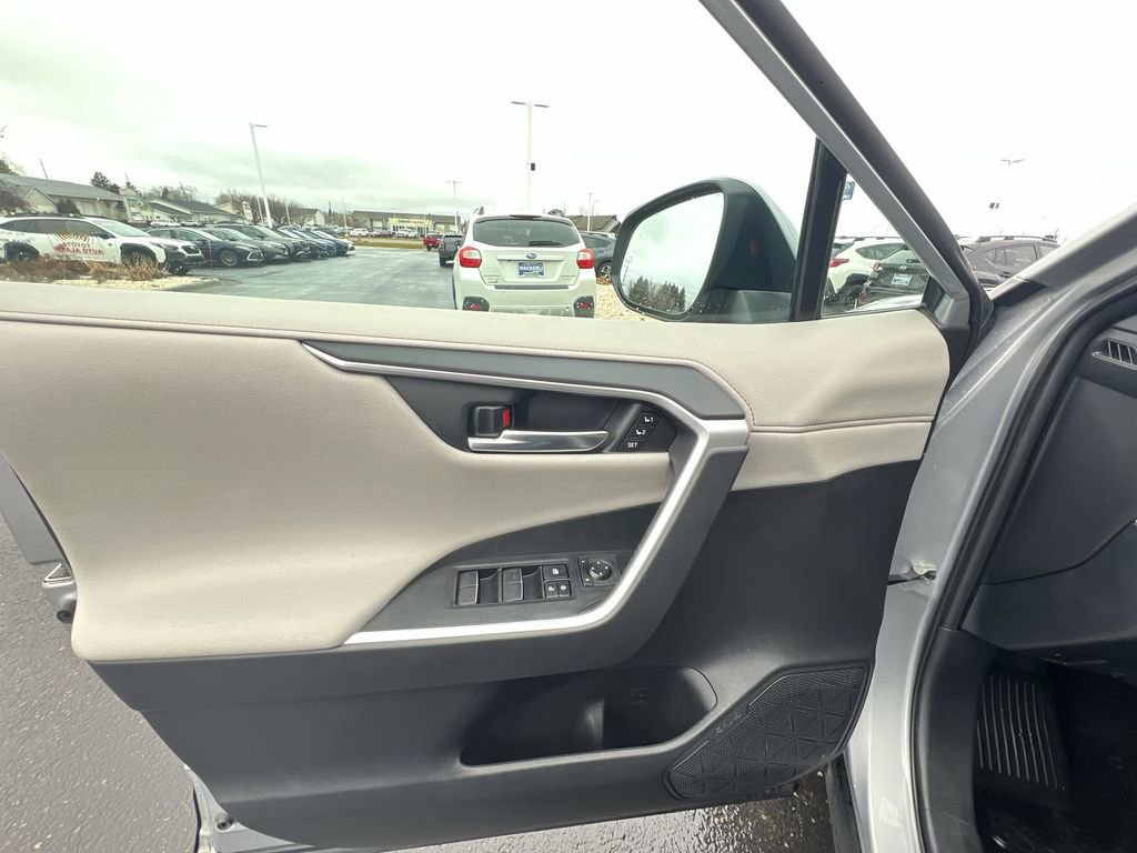 Used 2020 Toyota RAV4 Limited image 23