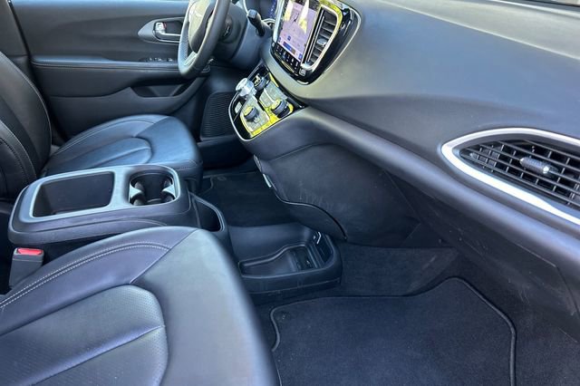 Used 2025 Chrysler Pacifica Select image 16