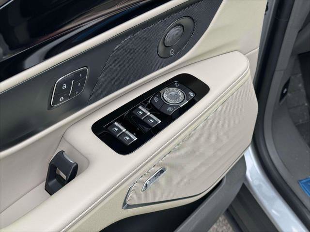 Used 2025 Lincoln Nautilus Reserve w/ Jet Appearance Package image 16