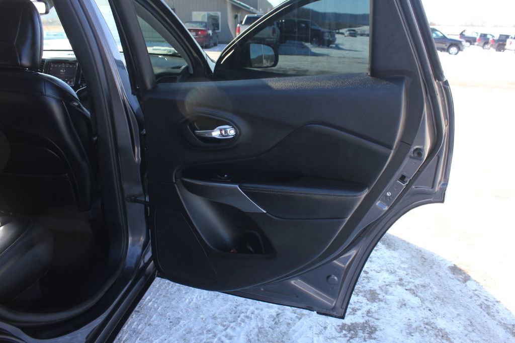 Used 2019 Jeep Cherokee Limited image 35