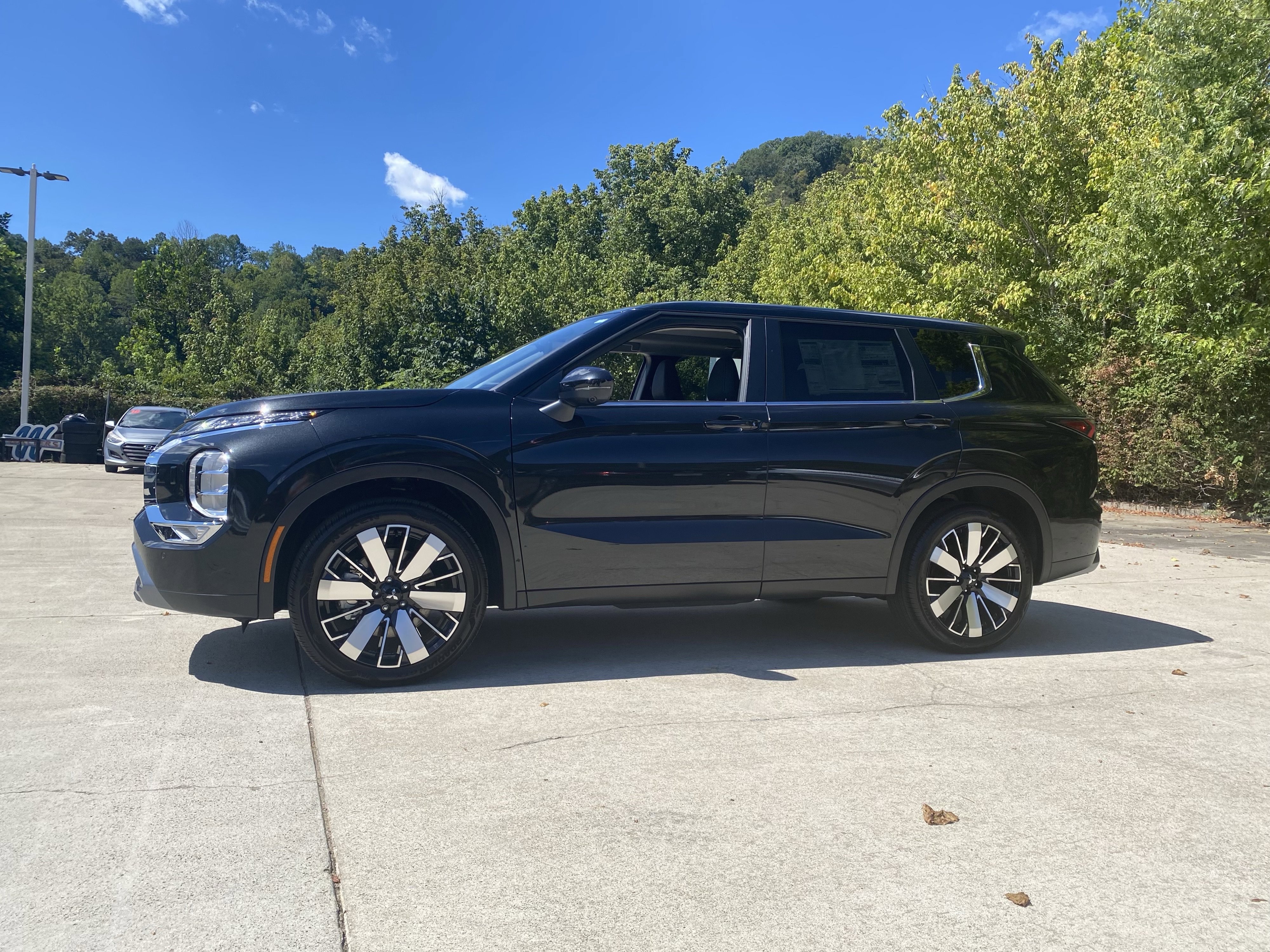 New 2025 Mitsubishi Outlander SE image 2