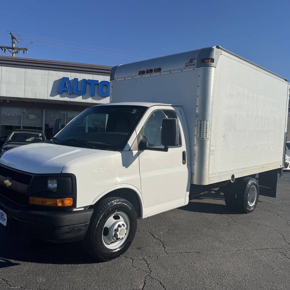 Used 2010 Chevrolet Express 3500 RWD image 2