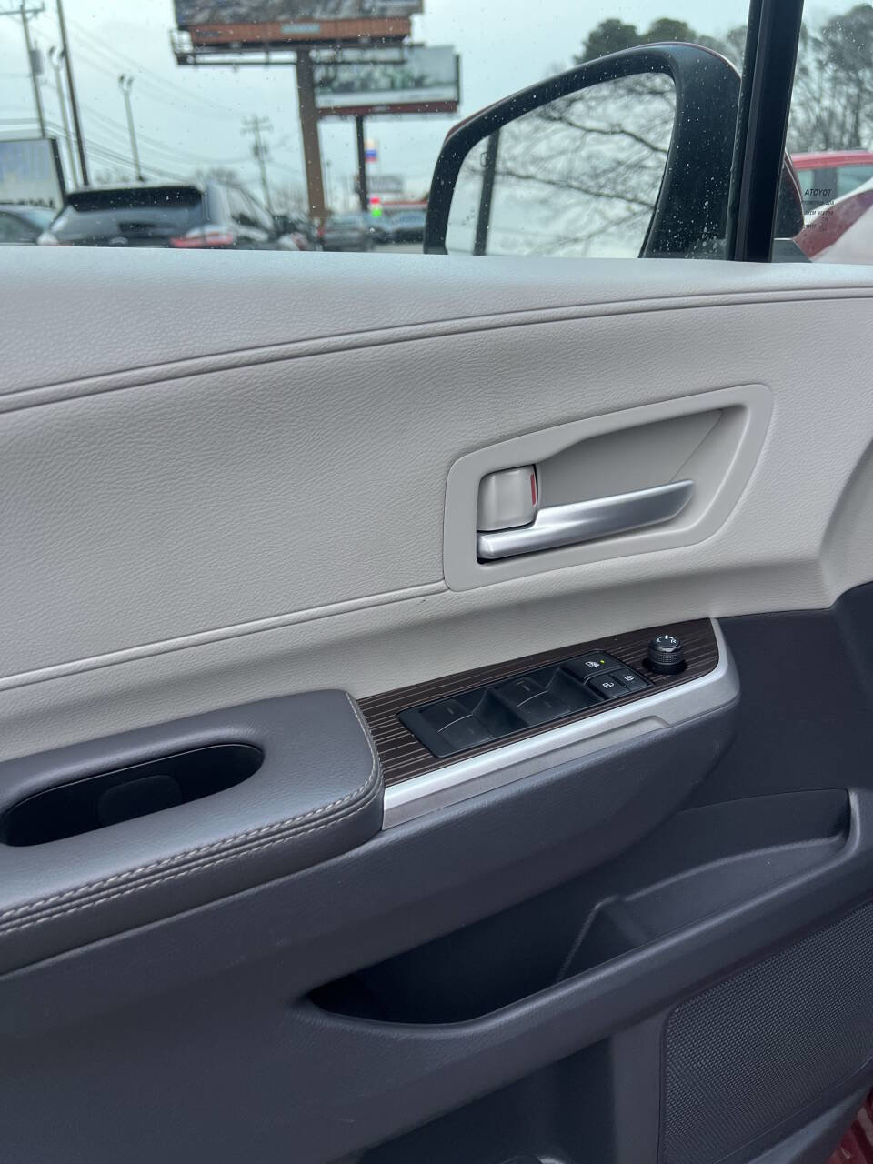 Used 2022 Toyota Sienna XLE image 10