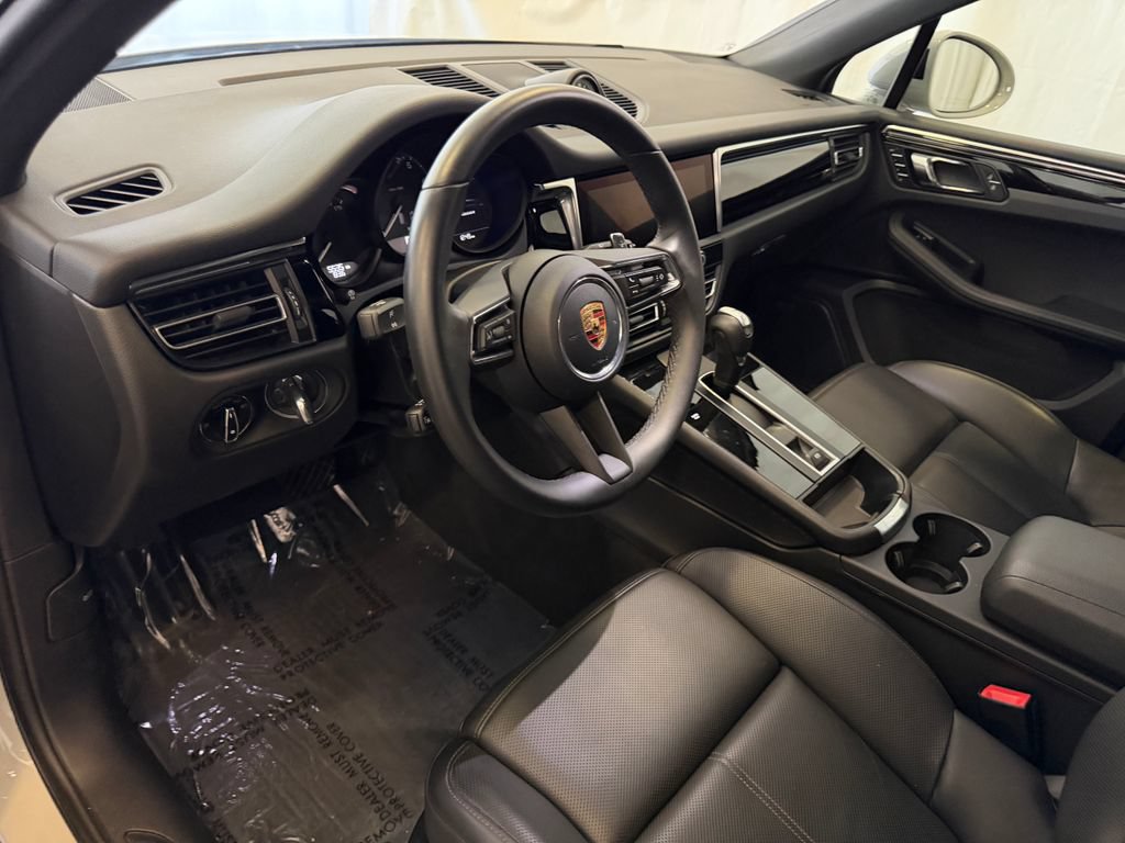 Certified 2026 Porsche Macan AWD/4WD image 4