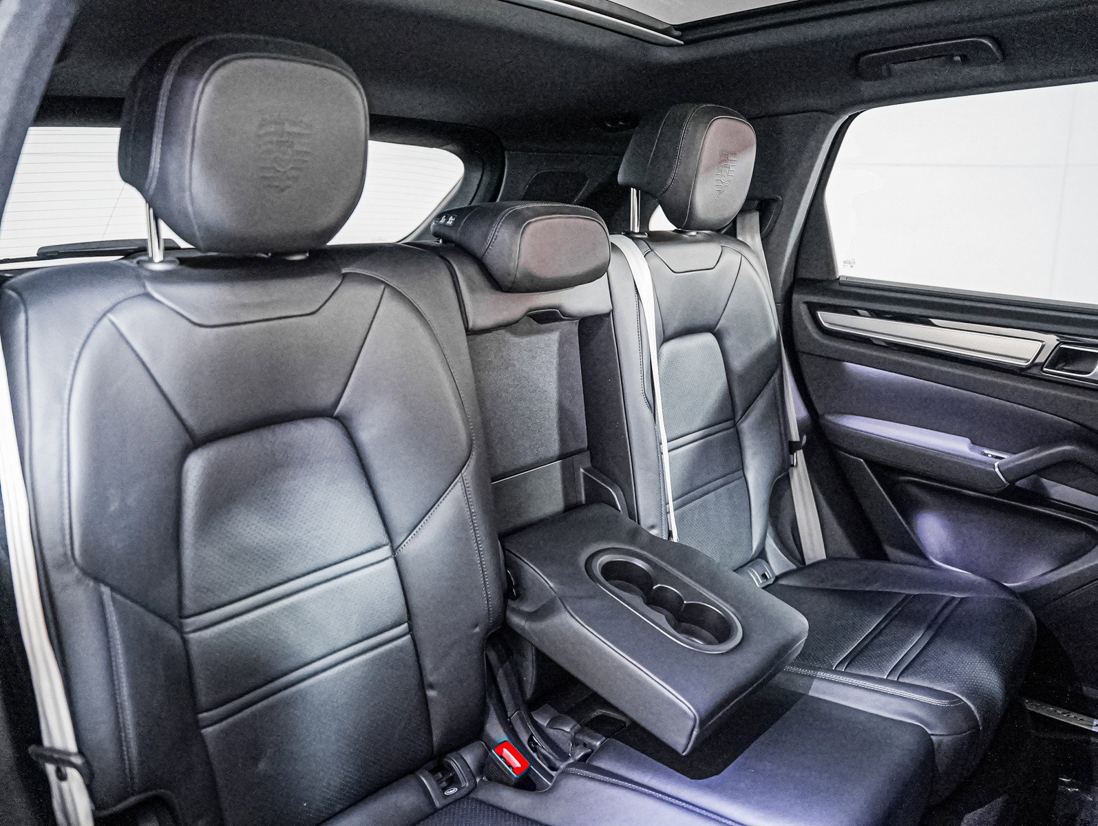 Certified 2022 Porsche Cayenne Platinum Edition w/ Premium Package Plus image 6