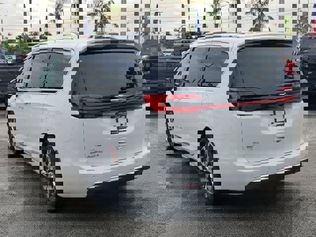 New 2026 Chrysler Pacifica Pinnacle image 3