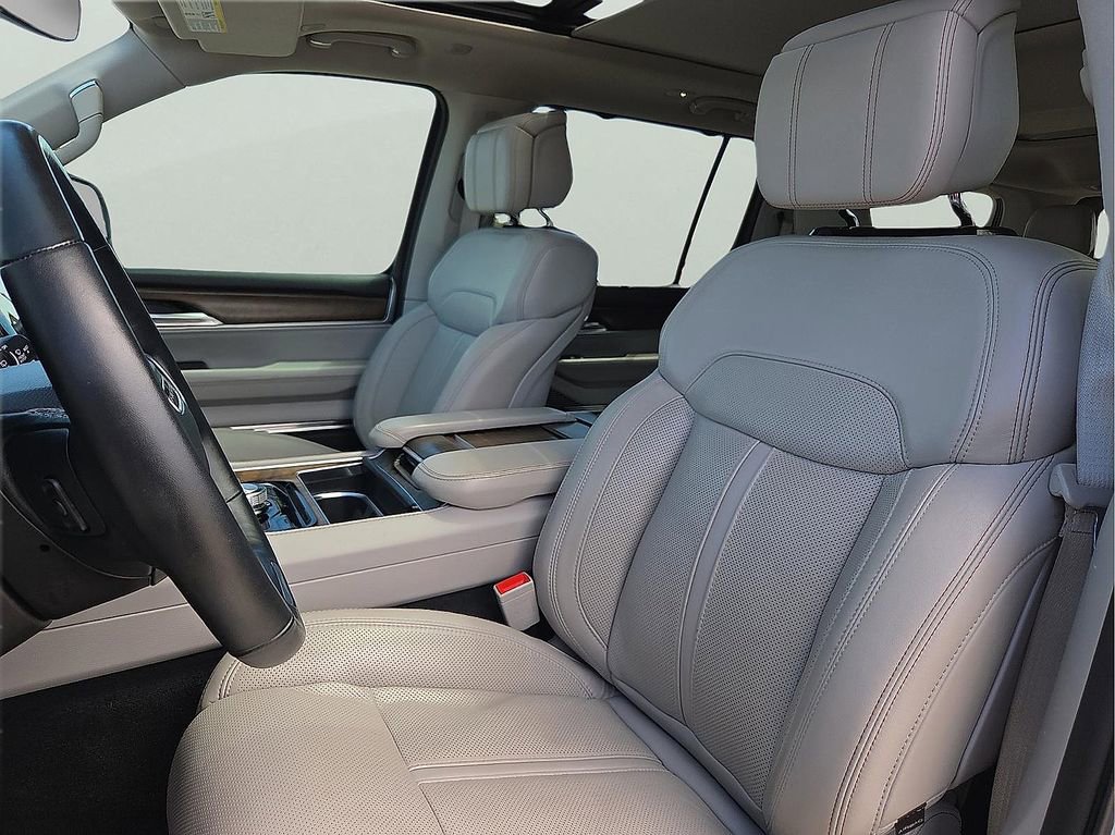 Used 2023 Jeep Grand Wagoneer 4WD image 15