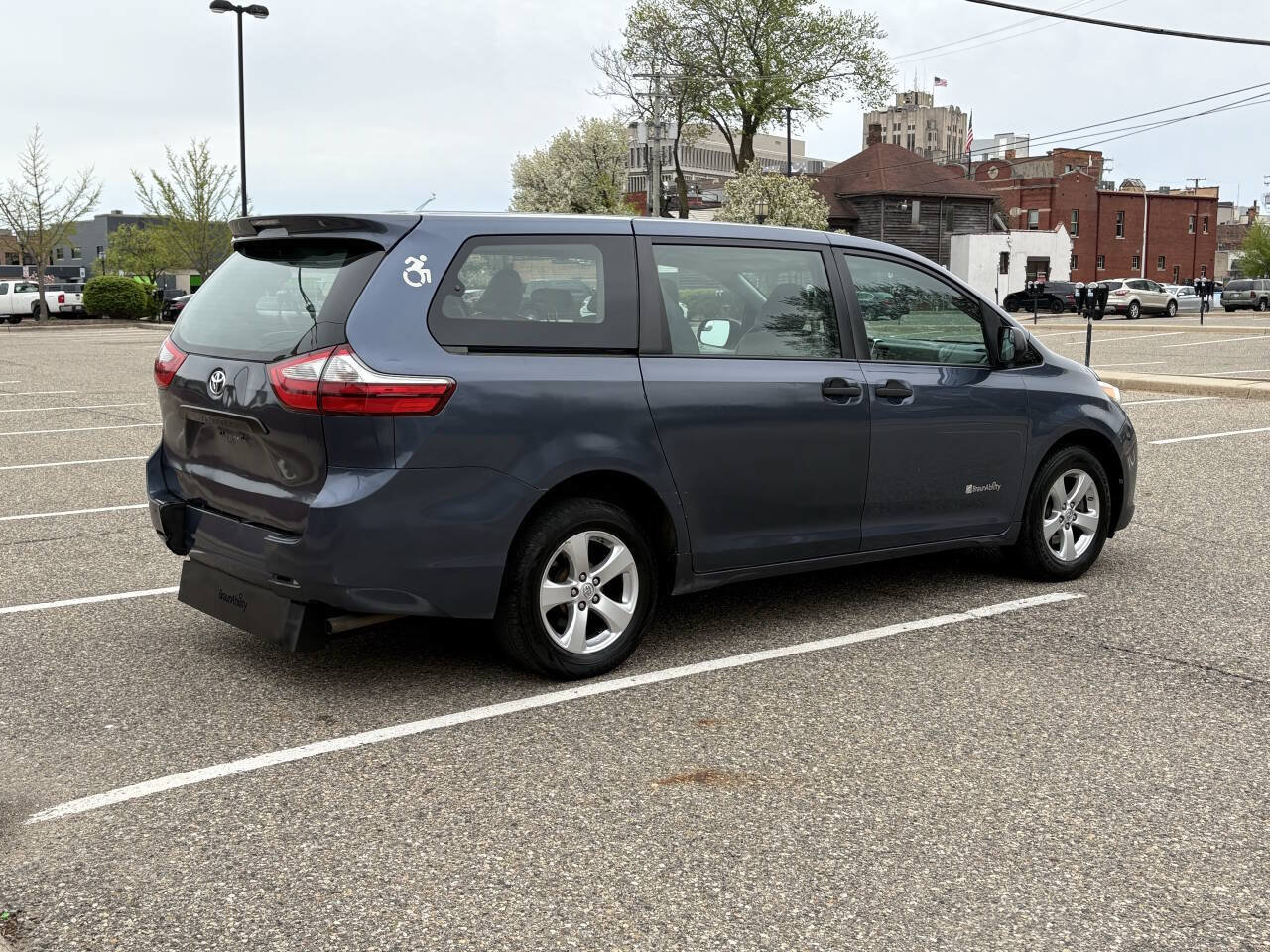 Used 2017 Toyota Sienna L FWD image 12