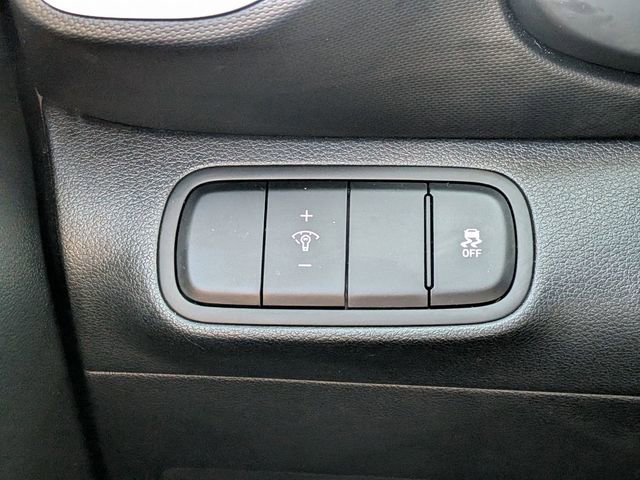 Used 2025 Hyundai Venue Limited image 18