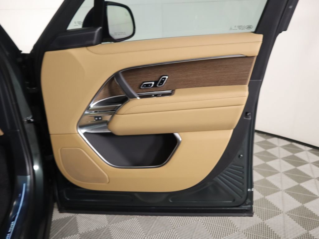 New 2025 Land Rover Range Rover Long Wheelbase SE image 26