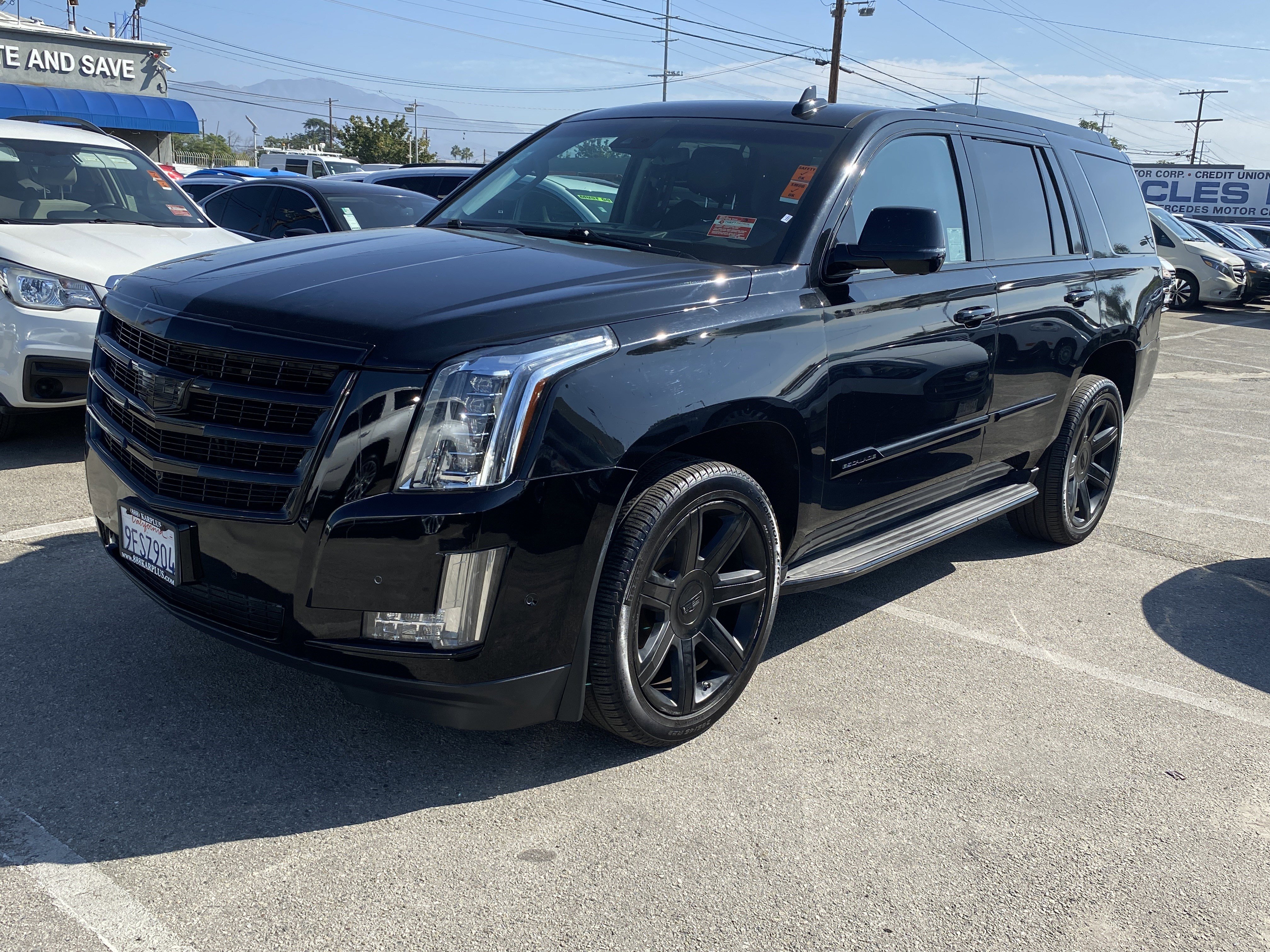 Used 2018 Cadillac Escalade Luxury image 2