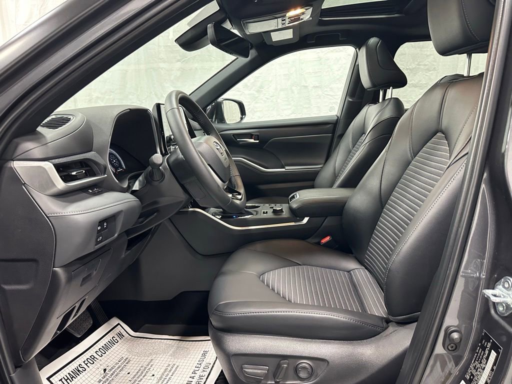 Used 2025 Toyota Highlander XSE image 14