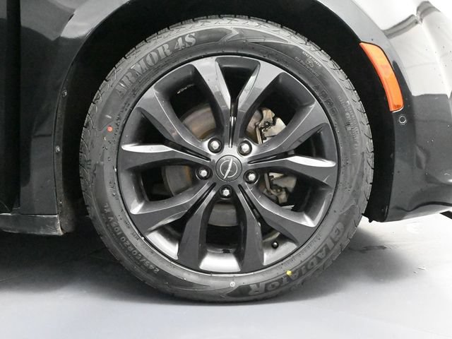 Used 2019 Chrysler Pacifica Touring-L Plus w/ Advanced Safetytec Group FWD image 17