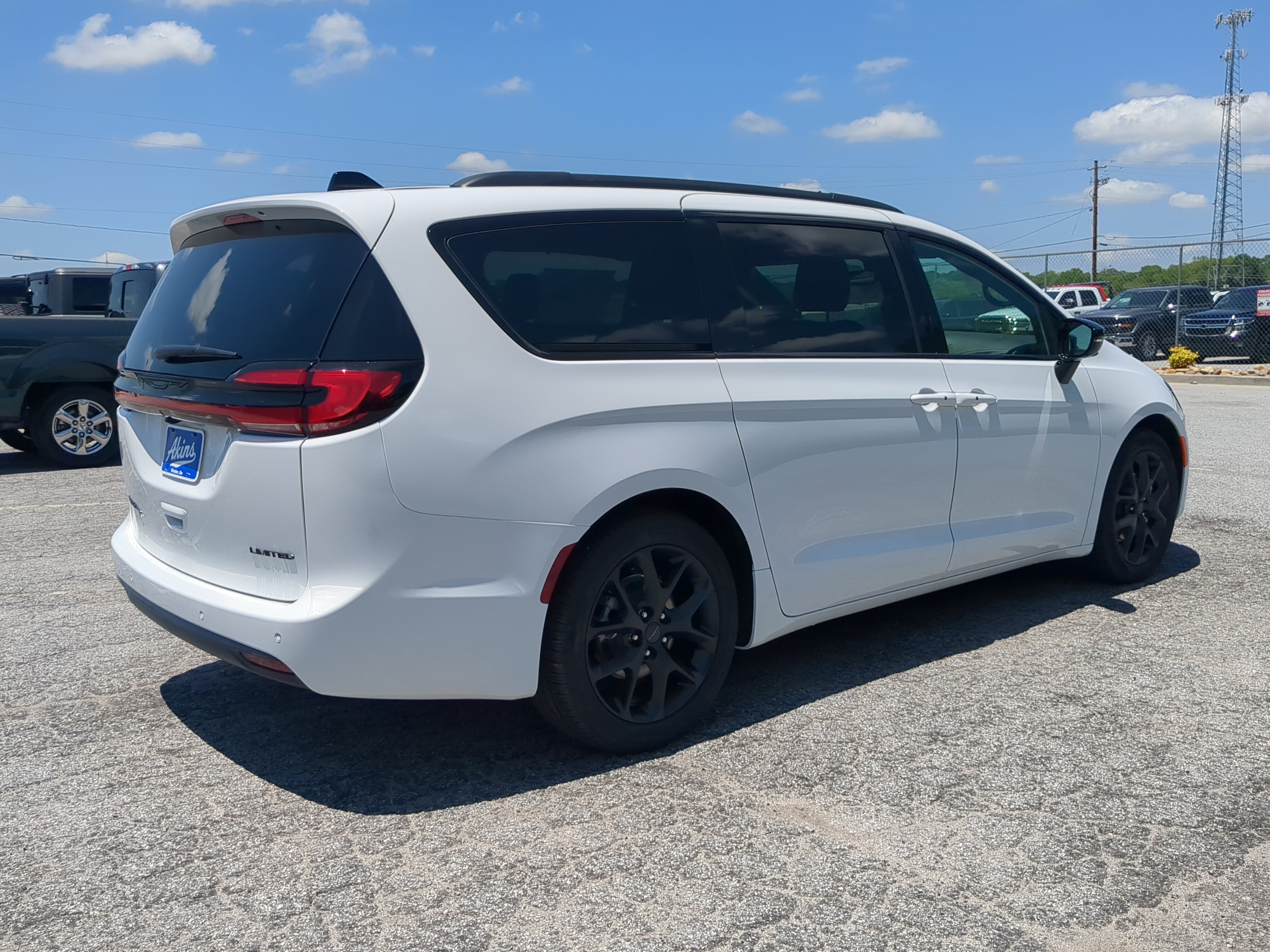 New 2027 Chrysler Pacifica Limited FWD image 3