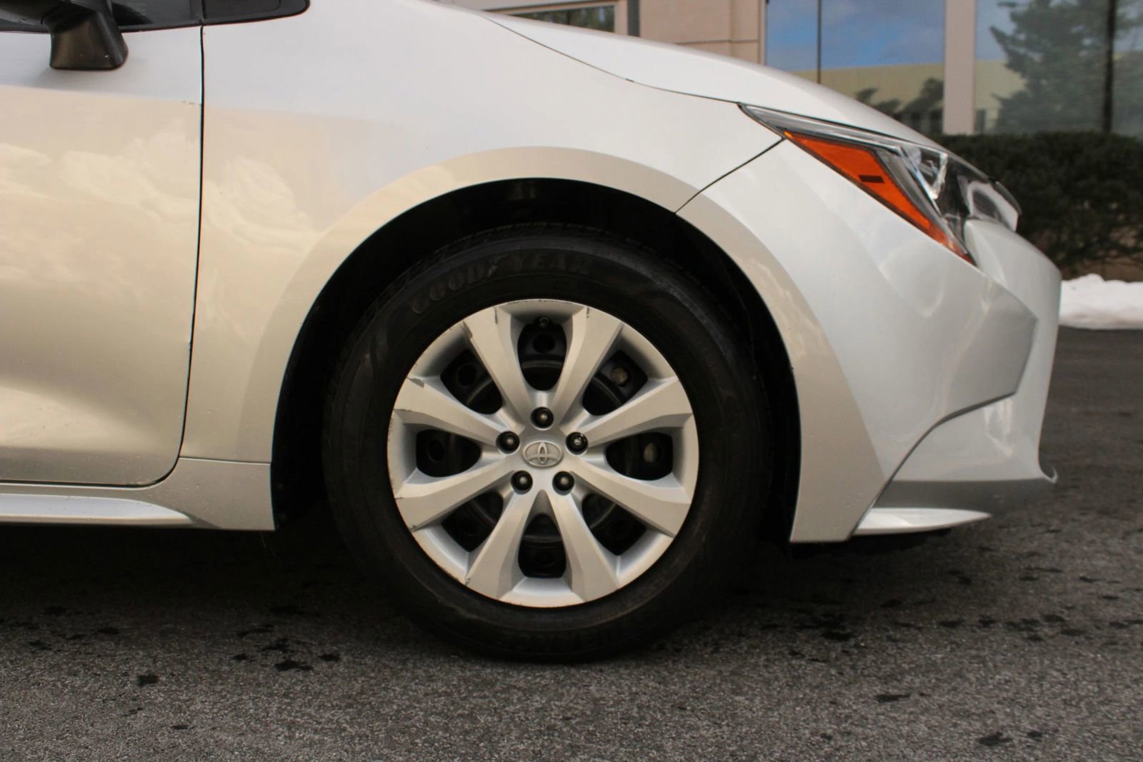 Used 2021 Toyota Corolla LE image 4