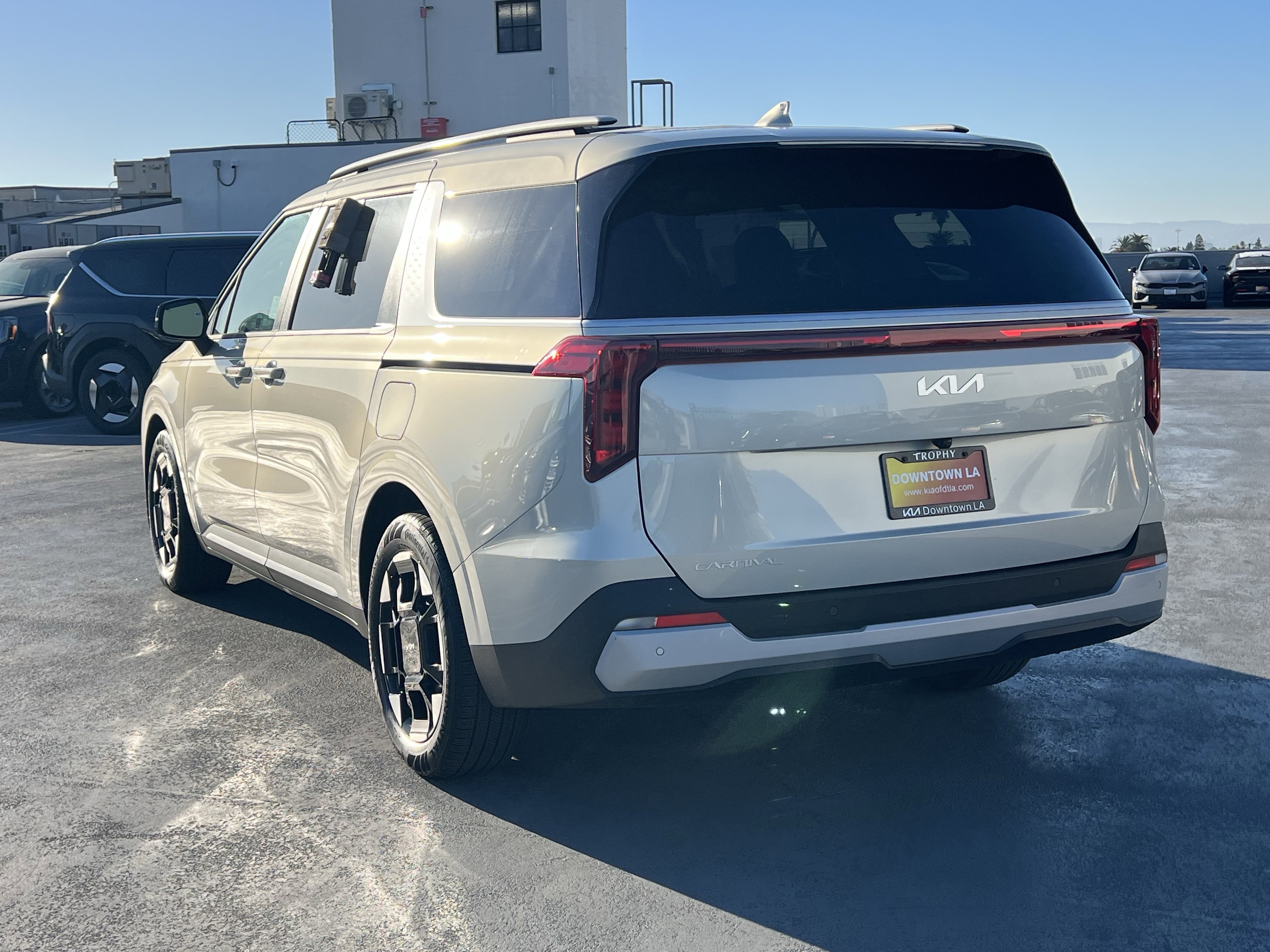 Certified 2025 Kia Carnival EX image 4