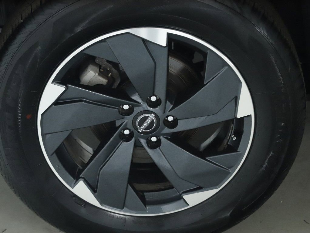 Used 2025 Nissan Rogue SV AWD/4WD image 12