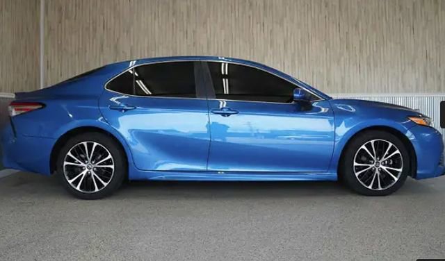 Used 2018 Toyota Camry SE FWD image 2