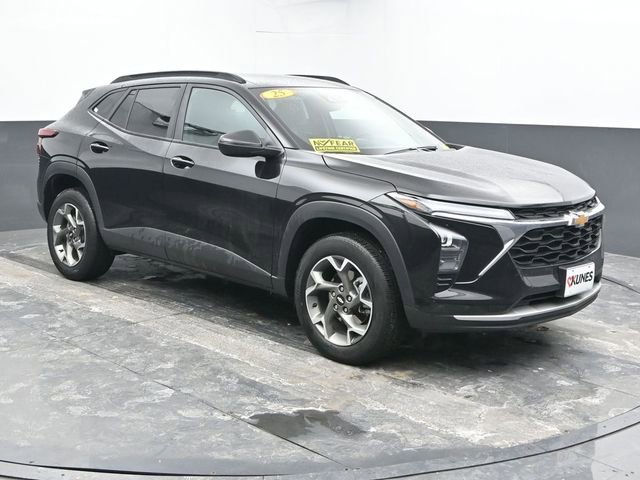 Used 2025 Chevrolet Trax LT image 2