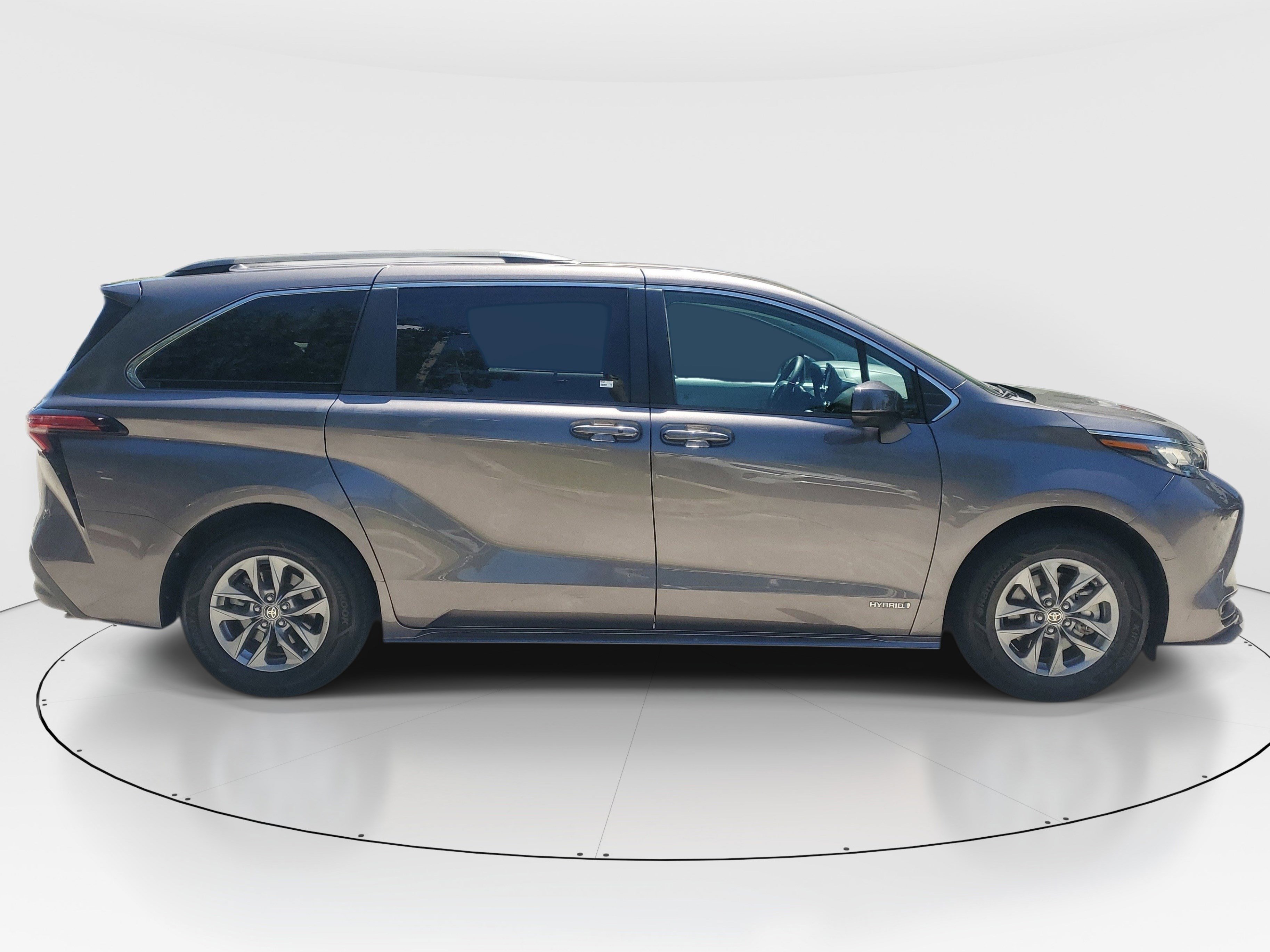 Used 2021 Toyota Sienna LE w/ LE Plus Package FWD image 2