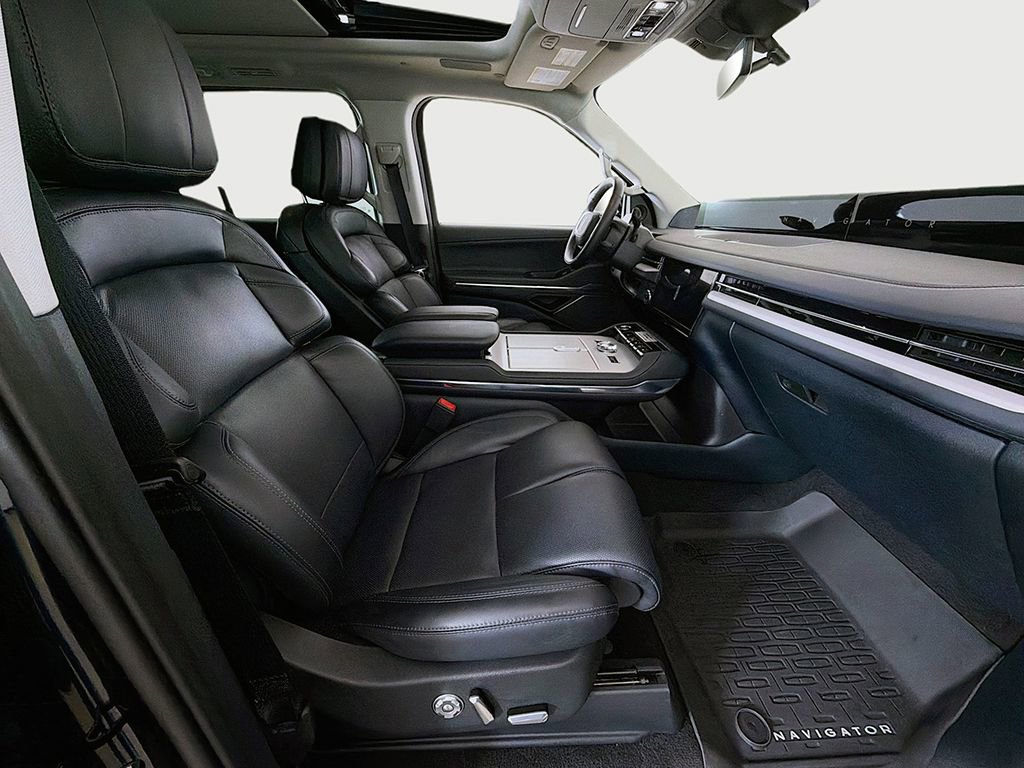 Used 2025 Lincoln Navigator Reserve image 26