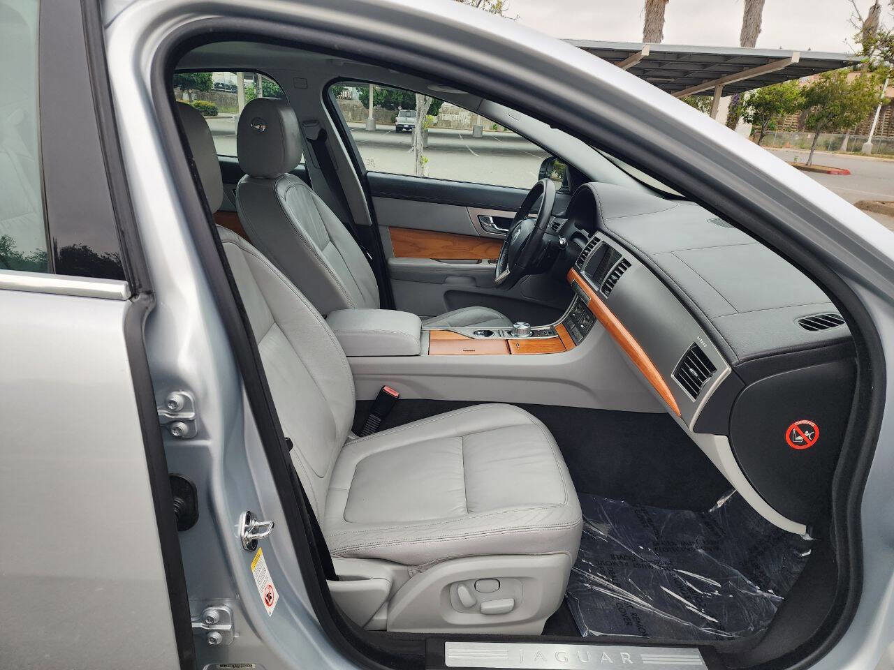 Used 2010 Jaguar XF Luxury image 30