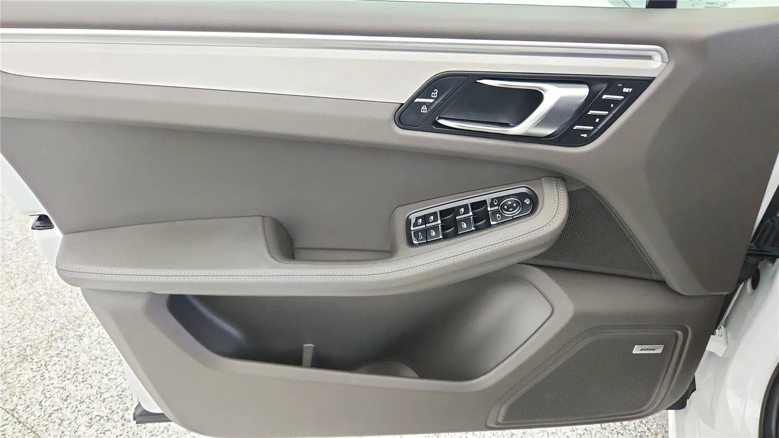 Used 2022 Porsche Macan S AWD/4WD image 33