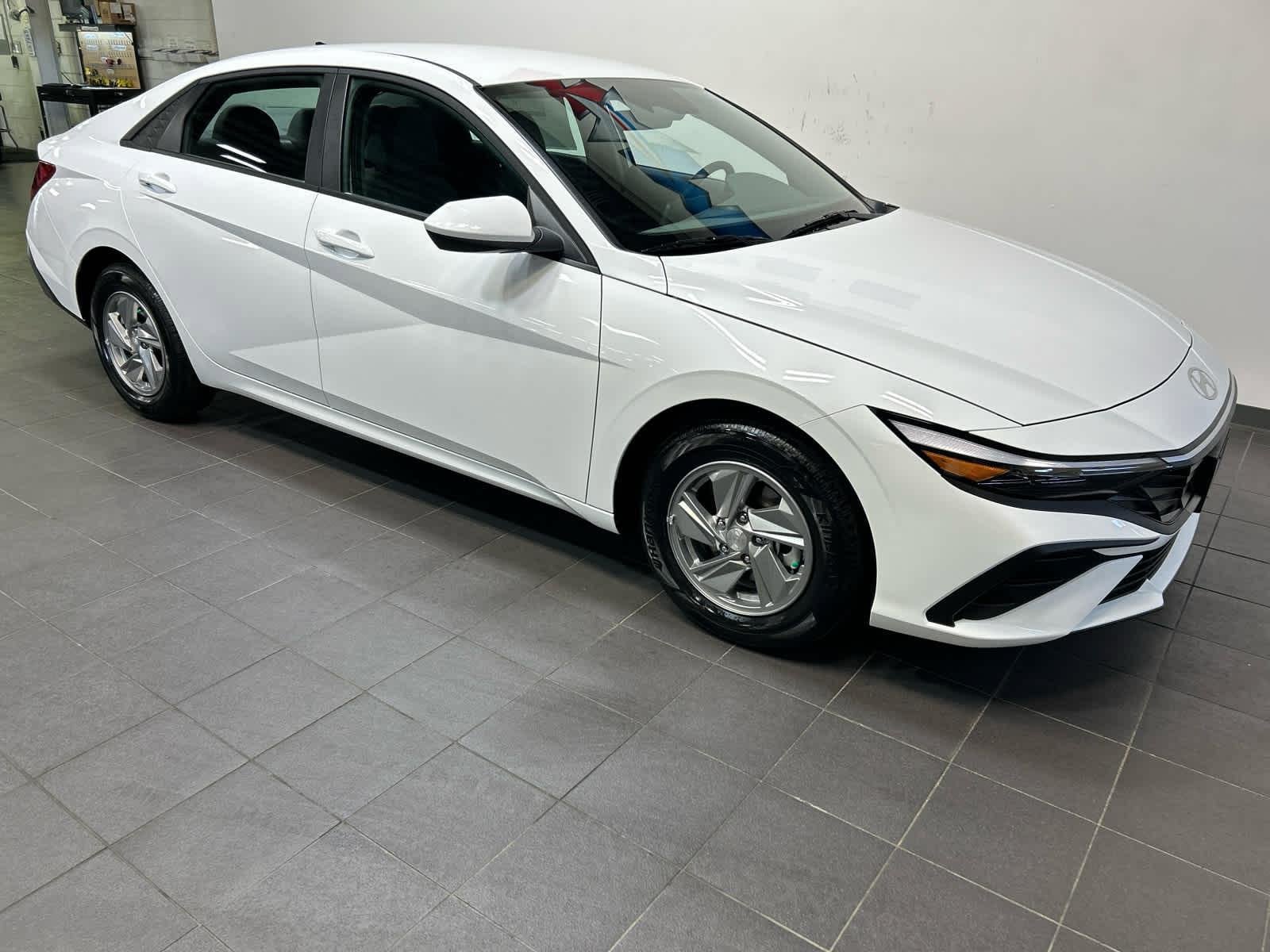 New 2026 Hyundai Elantra SE FWD image 2