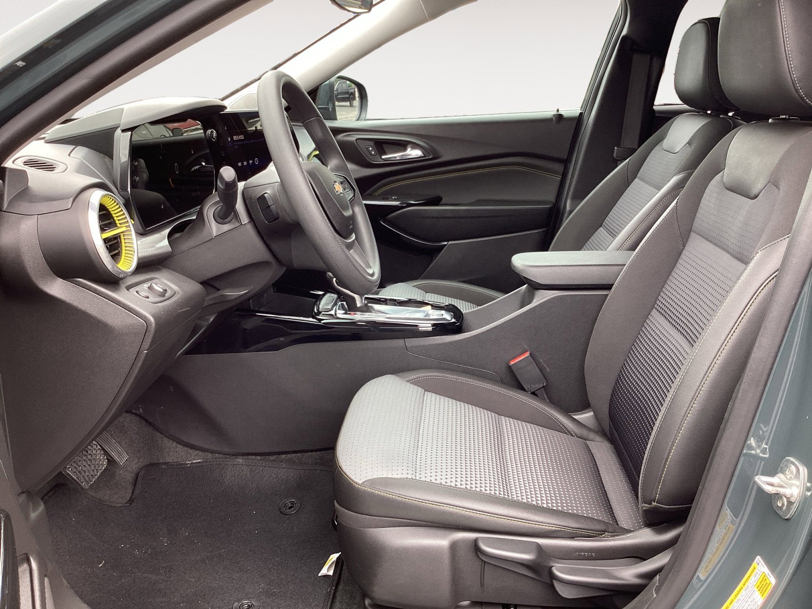 Used 2025 Chevrolet Trax LT FWD image 25